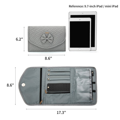 尺寸 - 8.6x6.2x0.8 英寸。重量：0.28 磅（127 克）。便携时尚，可轻松放入手提箱或背包中，适合 7 天旅行或商务旅行。 实用结构 - 3 个戒指收纳袋+1 个弹性耳环面板+4 个防缠结项链夹+2 个拉链袋+2 个手链储物袋。 耐用材料 - 旅行首饰袋由涤纶柔软面料制成，耐磨外壳，让您的首饰*存放。 完美礼物 - 质感和简约设计，实用功能，非常适合商务旅行、表演、旅行和其他户外活动，是送给朋友和家人的*礼物。 特殊设计 - 5 个主要区域可让您的珠宝保持井井有条，定制设计的松紧带和分开的项链口袋可防止项链缠结。 用途广泛 - 存储：耳环、戒指、钻石、项链、手链、胸针、发夹、手表。